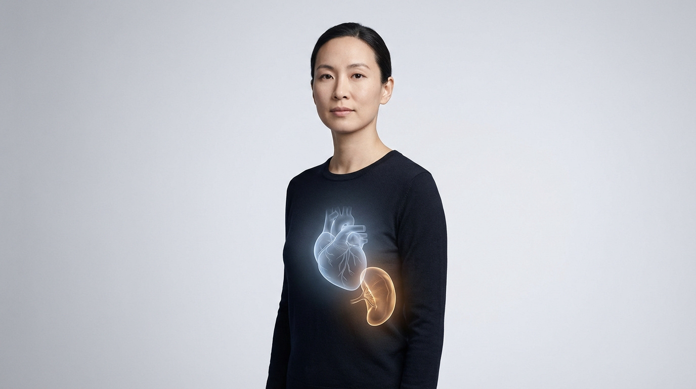 Femme asiatique avec cœur bleu lumineux et rate orange sur son torse, illustrant des organes du côté gauche du corps.